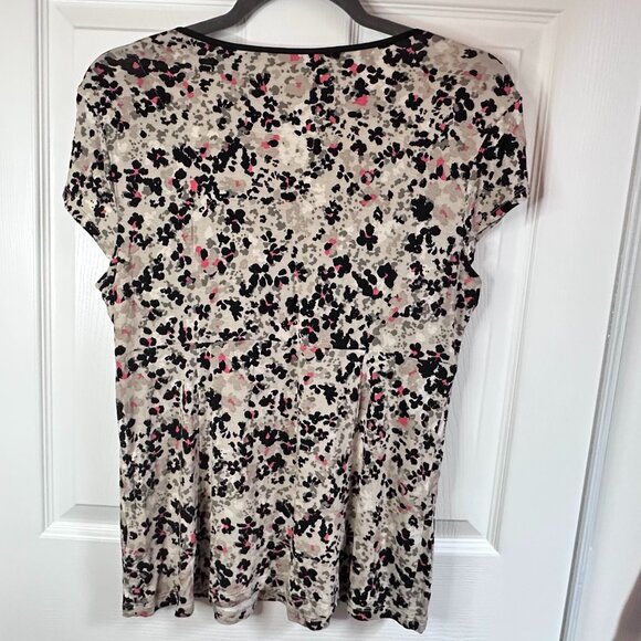 Elle Large Abstract Animal Floral Jersey Knit Cap Sleeve Keyhole Bow Accent Top - Picture 3 of 9